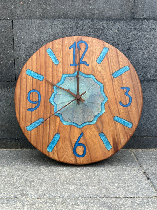 Houten klok met epoxy cijfers